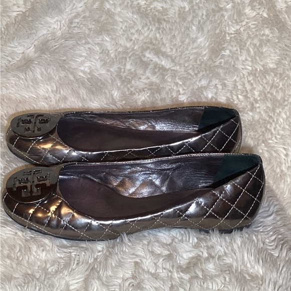 Tory Burch pewter Reva Quilted metallic Flat Shoes size 8 - Picture 2 of 5